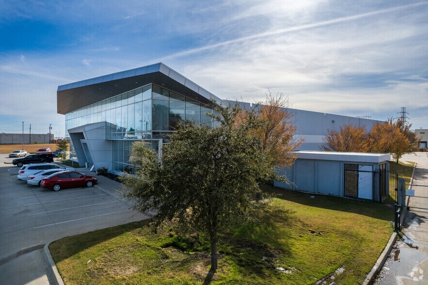 More Photos Of 1900 SE Loop 820, Fort Worth Warehouse For Sale