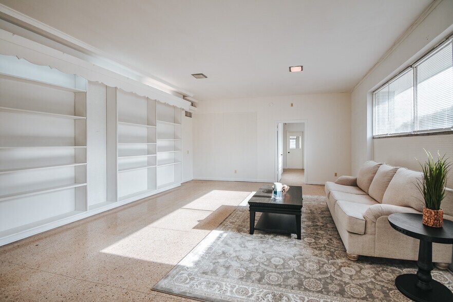 More Photos Of 305 N Laurent St, Victoria Flex For Lease