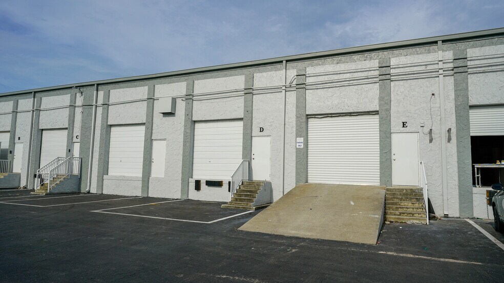 More Photos Of 4227 Enterprise Ave, Naples Warehouse For Lease