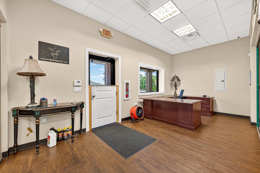 More Photos Of 214 N Loop 336 E, Conroe Office For Sale