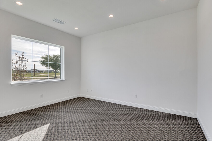 More Photos Of 6000 Alma Rd, McKinney Business Park For Lease