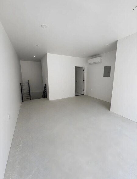 More Photos Of 407 Tompkins Ave, Brooklyn Storefront For Lease