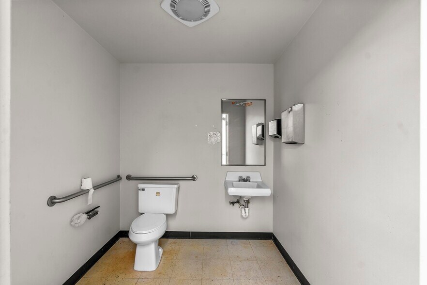 More Photos Of 1213 S Main St, Sikeston Unknown For Lease