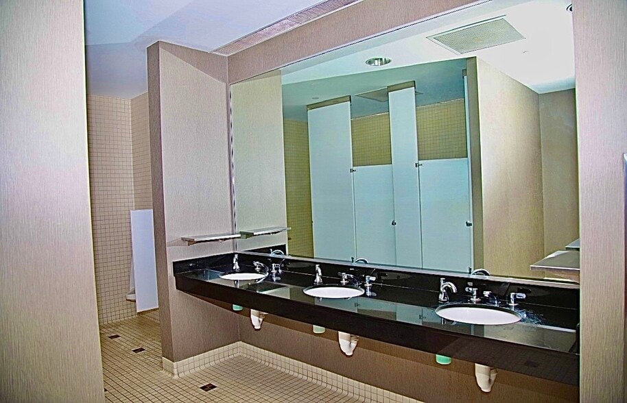 More Photos Of 396 W Greens Rd, Houston Office For Sale