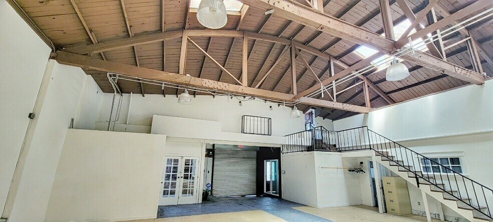 More Photos Of 2438 E 55th St, Los Angeles Service For Lease