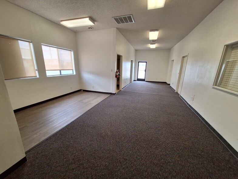 More Photos Of 2813 Hanger Way, Bakersfield Airplane Hangar For Lease