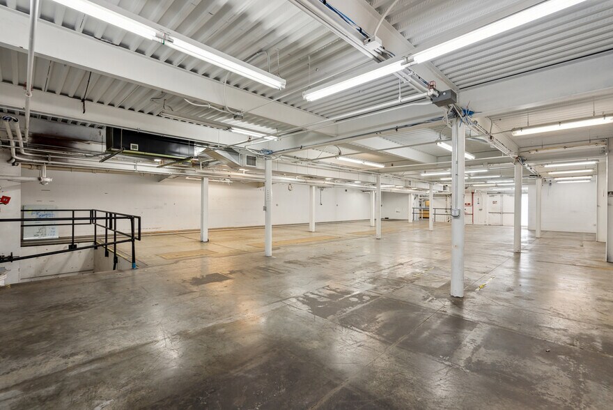 More Photos Of 2727 W Marine View Dr, Everett Flex For Lease