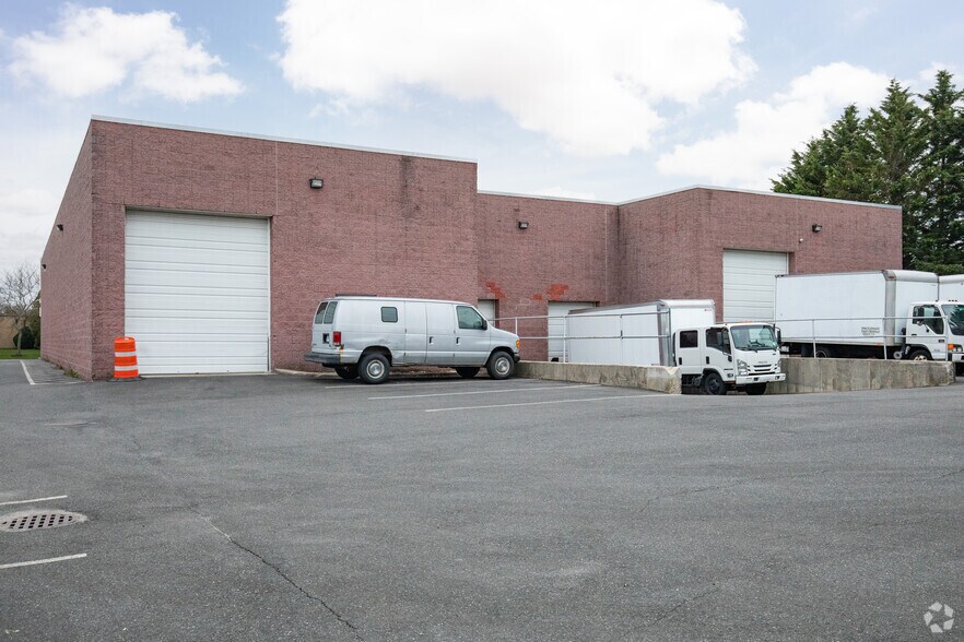 More Photos Of 41 Keyland Ct, Bohemia Warehouse For Lease