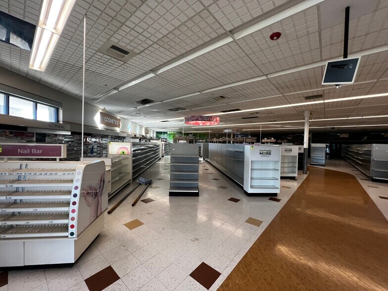 More Photos Of 975 E Cypress Ave, Redding Drugstore For Lease