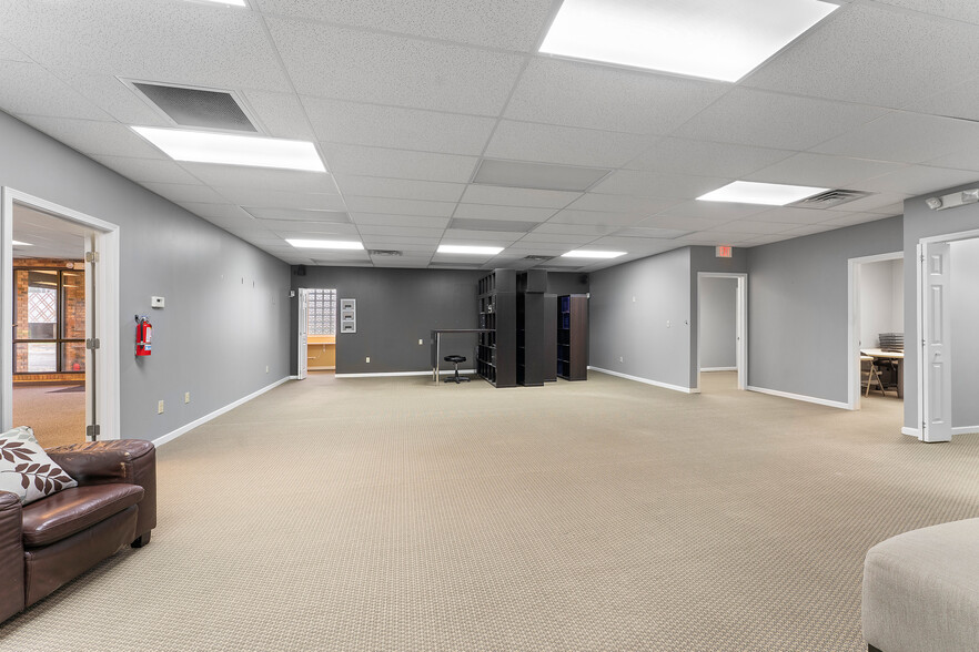 More Photos Of 4241 Kirk Rd, Austintown Office For Sale