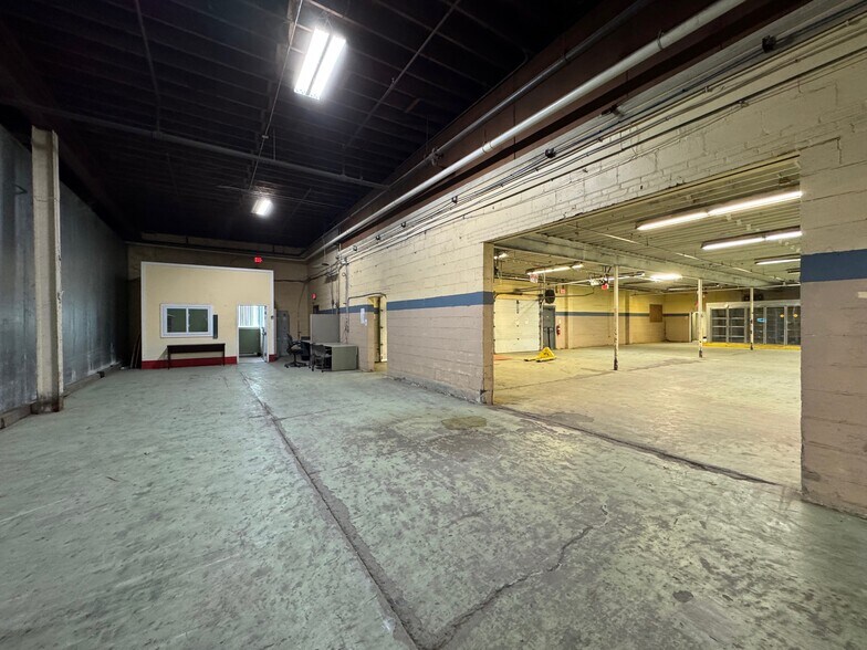 More Photos Of 195 Hudson St, Cornwall-on-Hudson Distribution For Lease