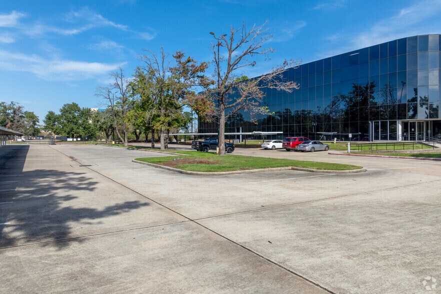 More Photos Of 15425 North Fwy, Houston Office For Lease
