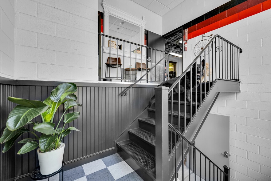 More Photos Of 300 Riverside Ave, Bristol Manufacturing For Sale