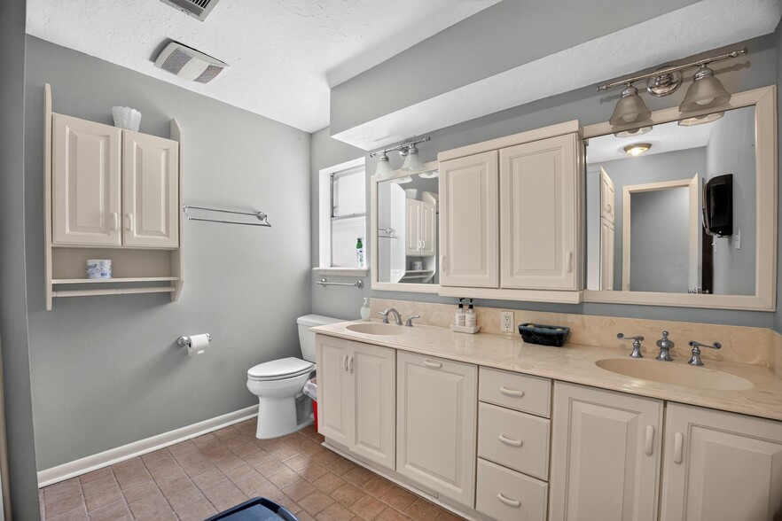 More Photos Of 9326 Kay Ln, Houston Office Residential For Sale