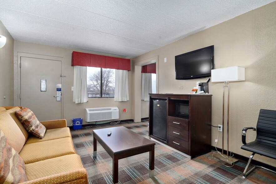 More Photos Of 3114 N Kentwood Ave, Springfield Hotel For Sale