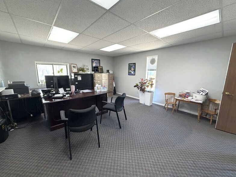 More Photos Of 305 N Mason St, Carrollton Office For Sale