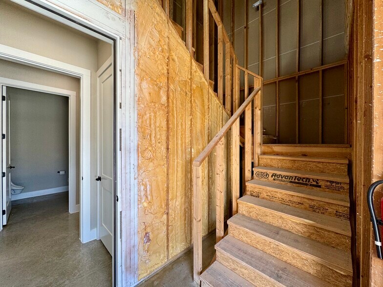 More Photos Of 105 McBar Dr, Jarrell Light Distribution For Lease