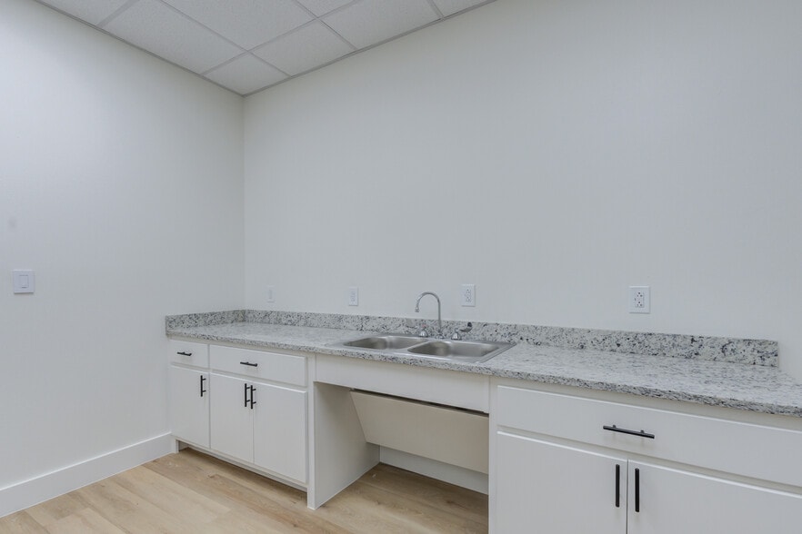 More Photos Of 8111 Patel Dr, Wolfforth Distribution For Sale