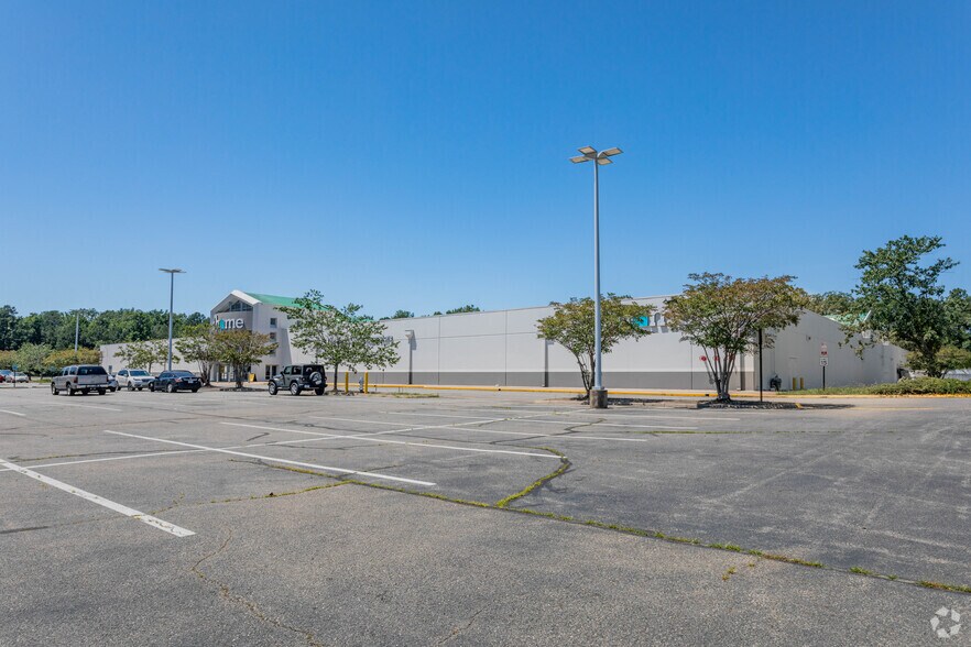 More Photos Of 401 International Center Dr, Sandston Freestanding For Sale