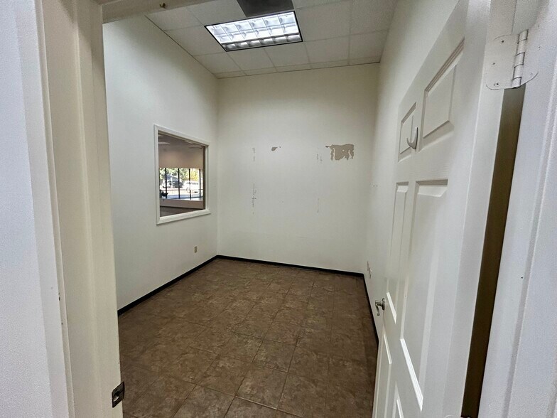 More Photos Of 12916 Malcomson Rd, Houston Storefront For Lease