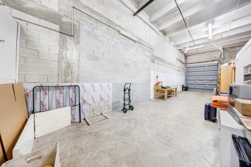 More Photos Of 7953-7967 NW 64th St, Miami Warehouse For Lease