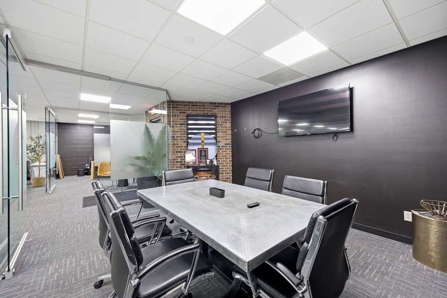 More Photos Of 326 SE Douglas St, Lees Summit Office For Sale