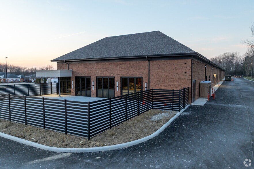 More Photos Of 8075 Town Centre Dr, Broadview Heights Flex For Lease