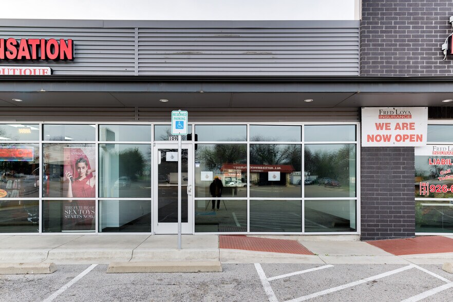 More Photos Of 1601-1607 W Berry St, Fort Worth Unknown For Lease