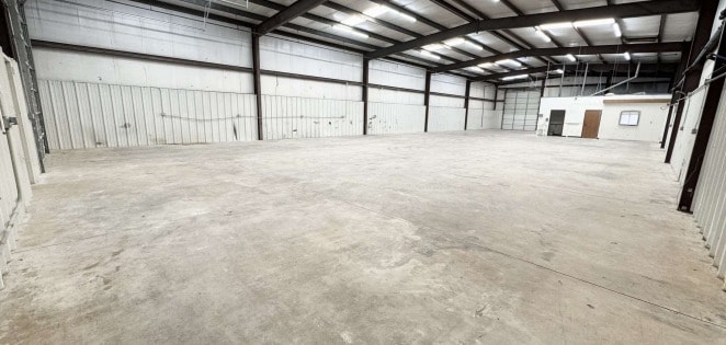 More Photos Of 711 N Morgan Rd, Yukon Warehouse For Lease