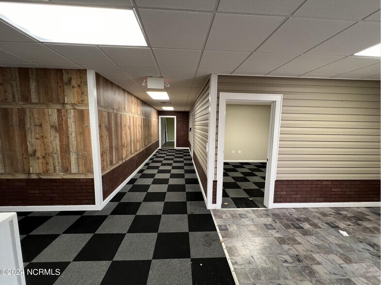More Photos Of 709 1/2 Southwest Blvd, Clinton Warehouse For Lease