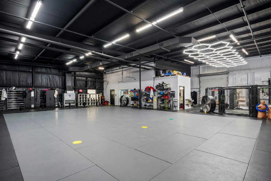 More Photos Of 300 Countyline Ct, Oakland Light Manufacturing For Lease