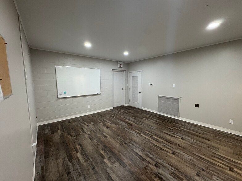 More Photos Of 300 N Washington St, Kaufman Office For Sale