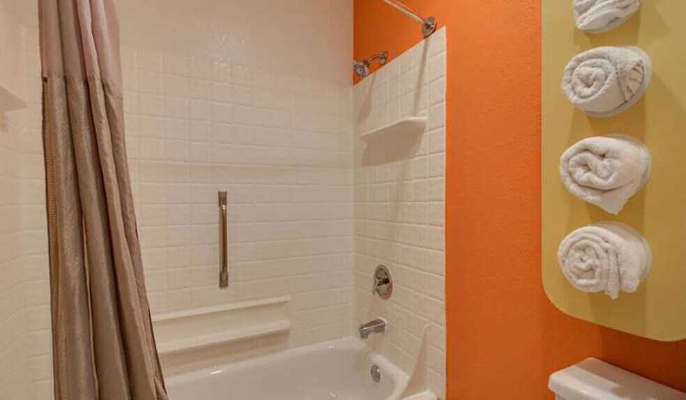 More Photos Of 31 N Green Bay Rd, Waukegan Hotel For Sale