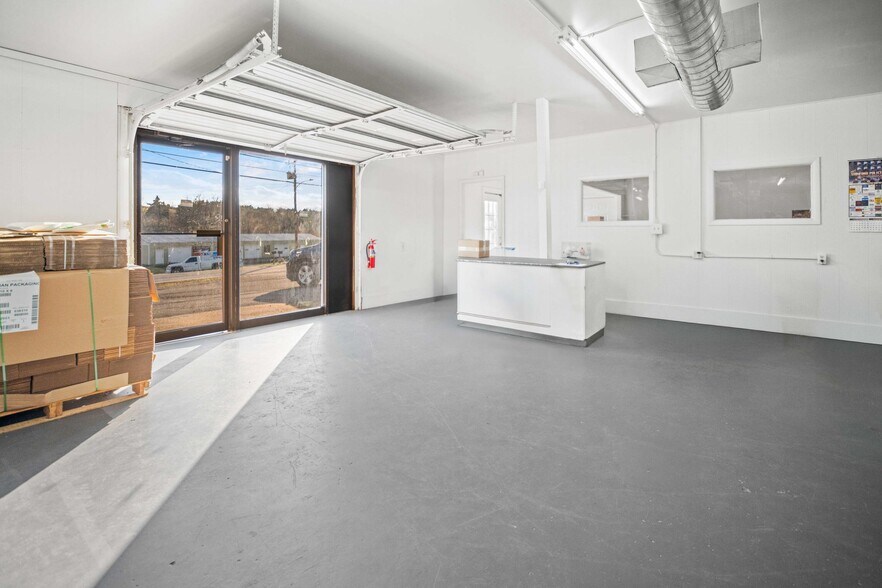 More Photos Of 904 E Main St, Stanford Flex For Sale