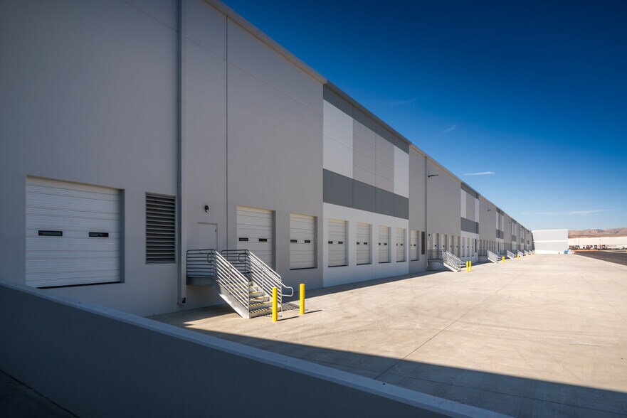 More Photos Of 400 Park Center Dr, Patterson Warehouse For Lease