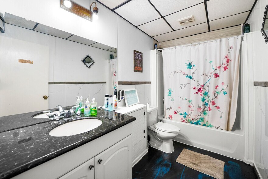 More Photos Of 1959 Fort Campbell Blvd, Clarksville Freestanding For Sale