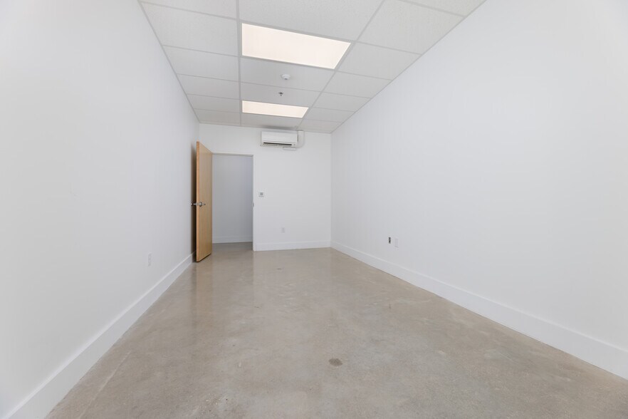 More Photos Of 3414 W Loop 1604 S, San Antonio Self Storage For Lease