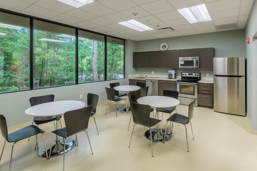 More Photos Of 3726 Latrobe Dr, Charlotte Office For Sale