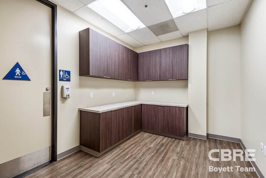 More Photos Of 26025 Mureau Rd, Calabasas Office For Sale