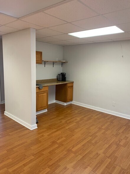 More Photos Of 814 E 185th St, Cleveland Office For Lease
