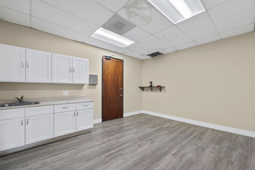 More Photos Of 14546 Hamlin St, Van Nuys Office For Lease