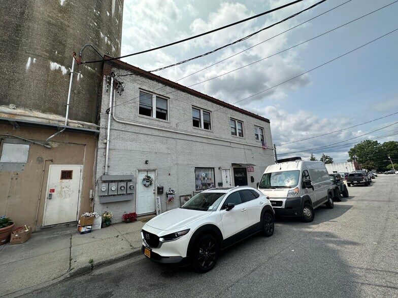 More Photos Of 22 Van Buren Ave, Floral Park Warehouse For Lease