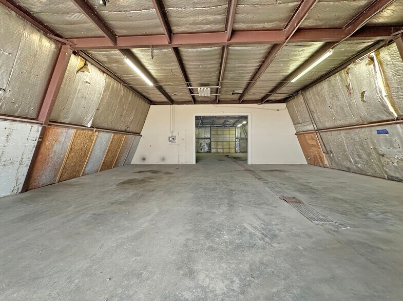 More Photos Of 4015 11th Ave SE, Minot Service For Sale