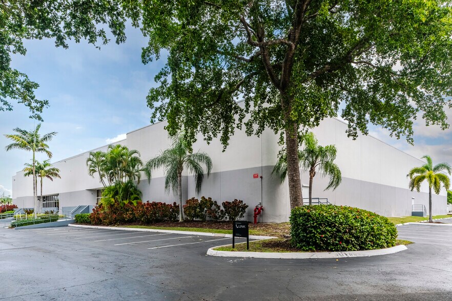 More Photos Of 5400 NW 35th Ave, Fort Lauderdale Warehouse For Lease