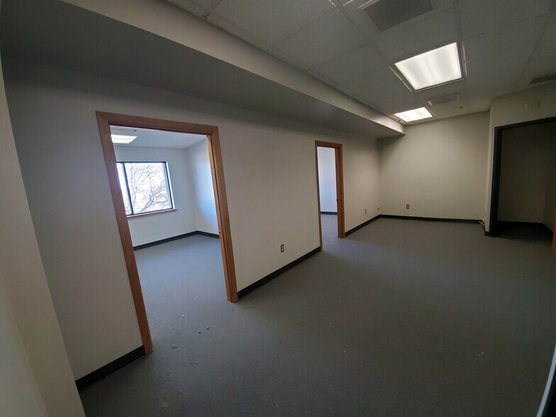 More Photos Of 2690 Fleur Dr, Des Moines Office For Lease