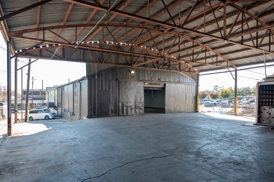 More Photos Of 108 W Smith St, Gallatin Light Distribution For Lease