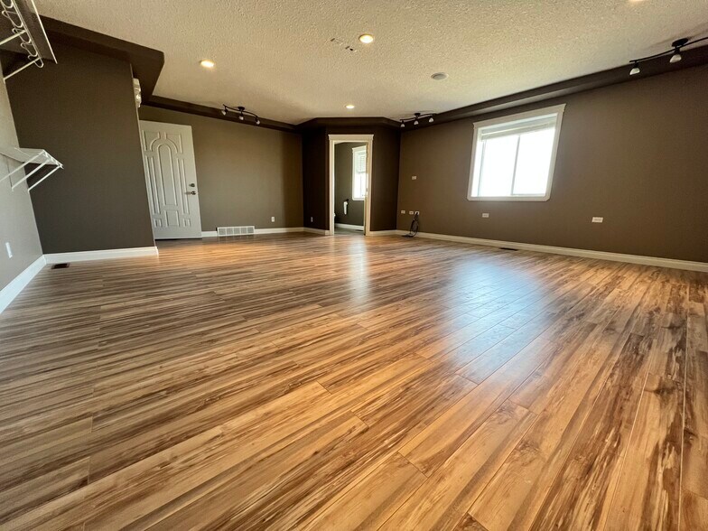 More Photos Of 130 Canal Gdns, Strathmore Warehouse For Sale