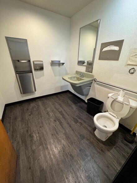 More Photos Of 5556 Ontario Mills Pky, Ontario Warehouse For Lease