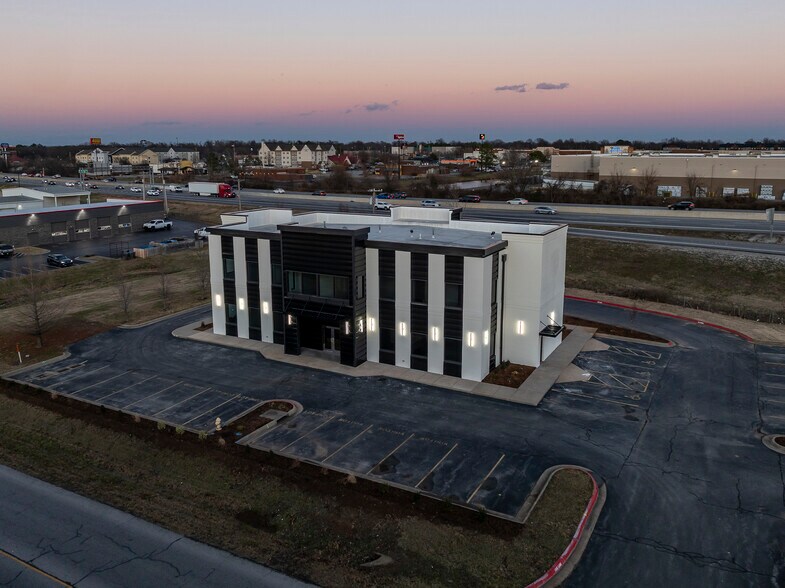 More Photos Of 3103 SE Moberly Ln, Bentonville Office For Lease