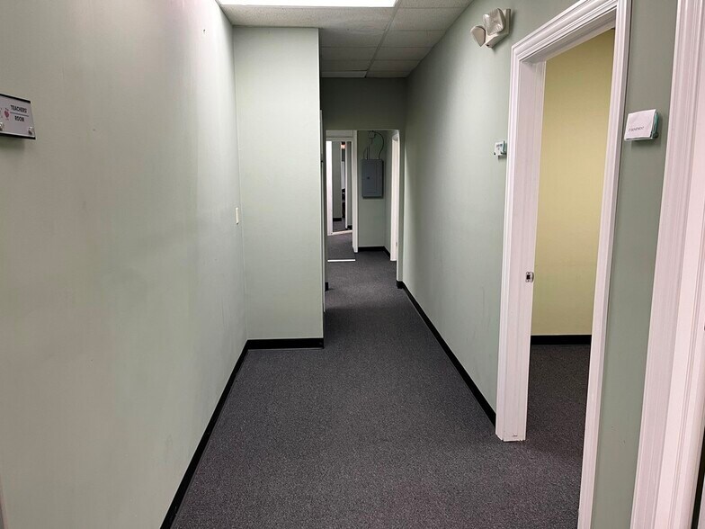 More Photos Of 4640-4650 Oakton St, Skokie Storefront For Lease